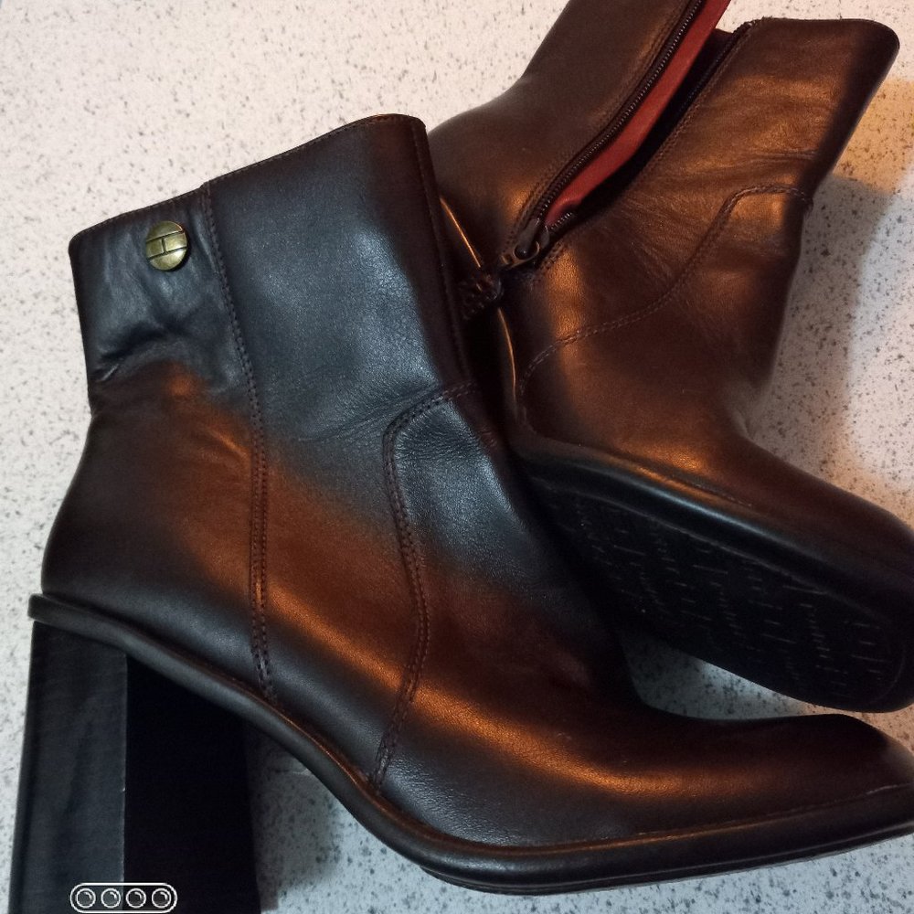 Women's Tommy Hilfiger Boots Color Brown Size 7M NEW